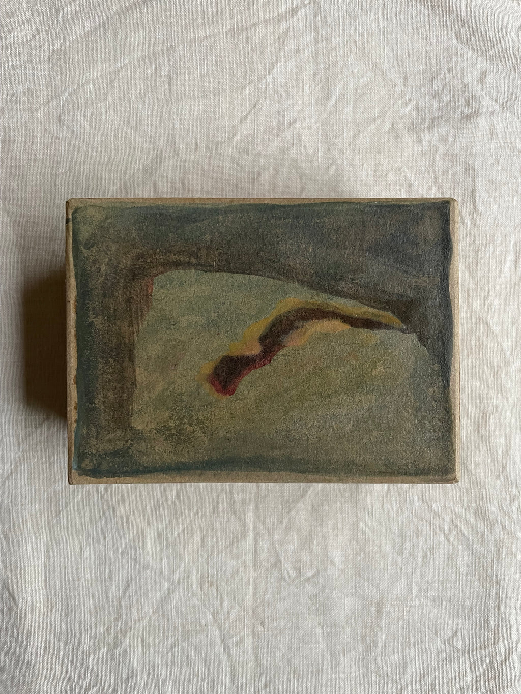 Boîte parfumée : notes terreuses et sucrées.