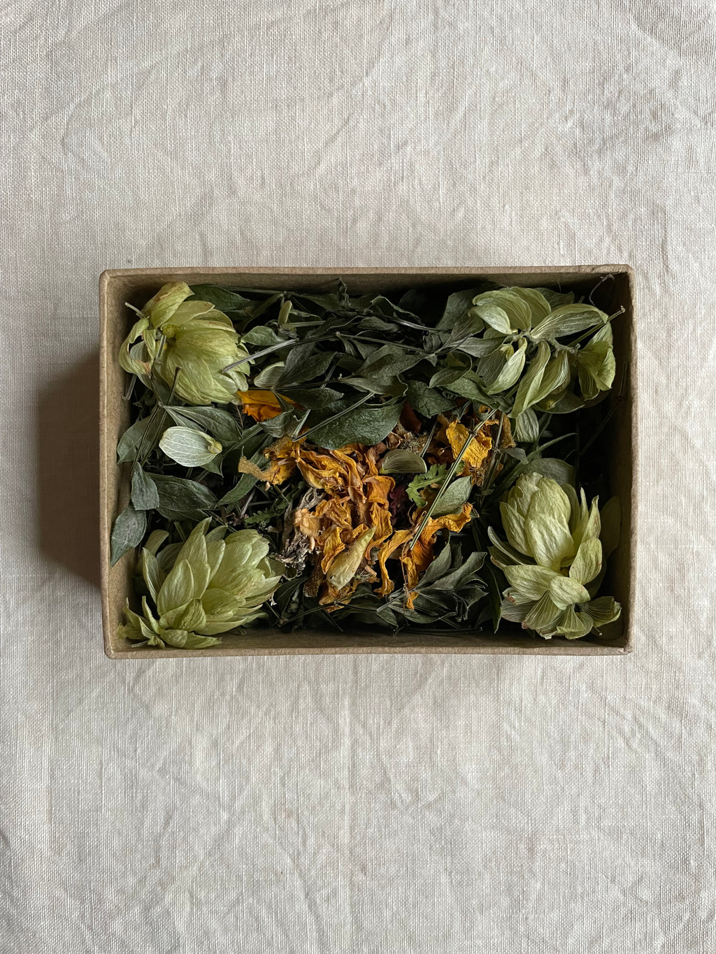 Boîte parfumée : notes terreuses et sucrées.