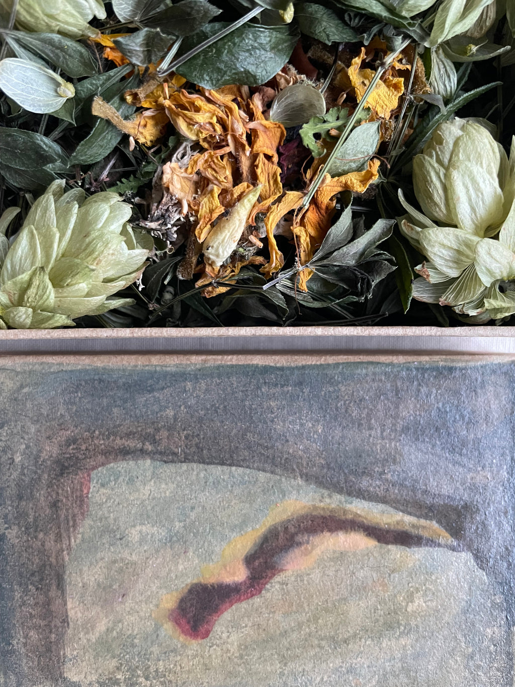 Boîte parfumée : notes terreuses et sucrées.