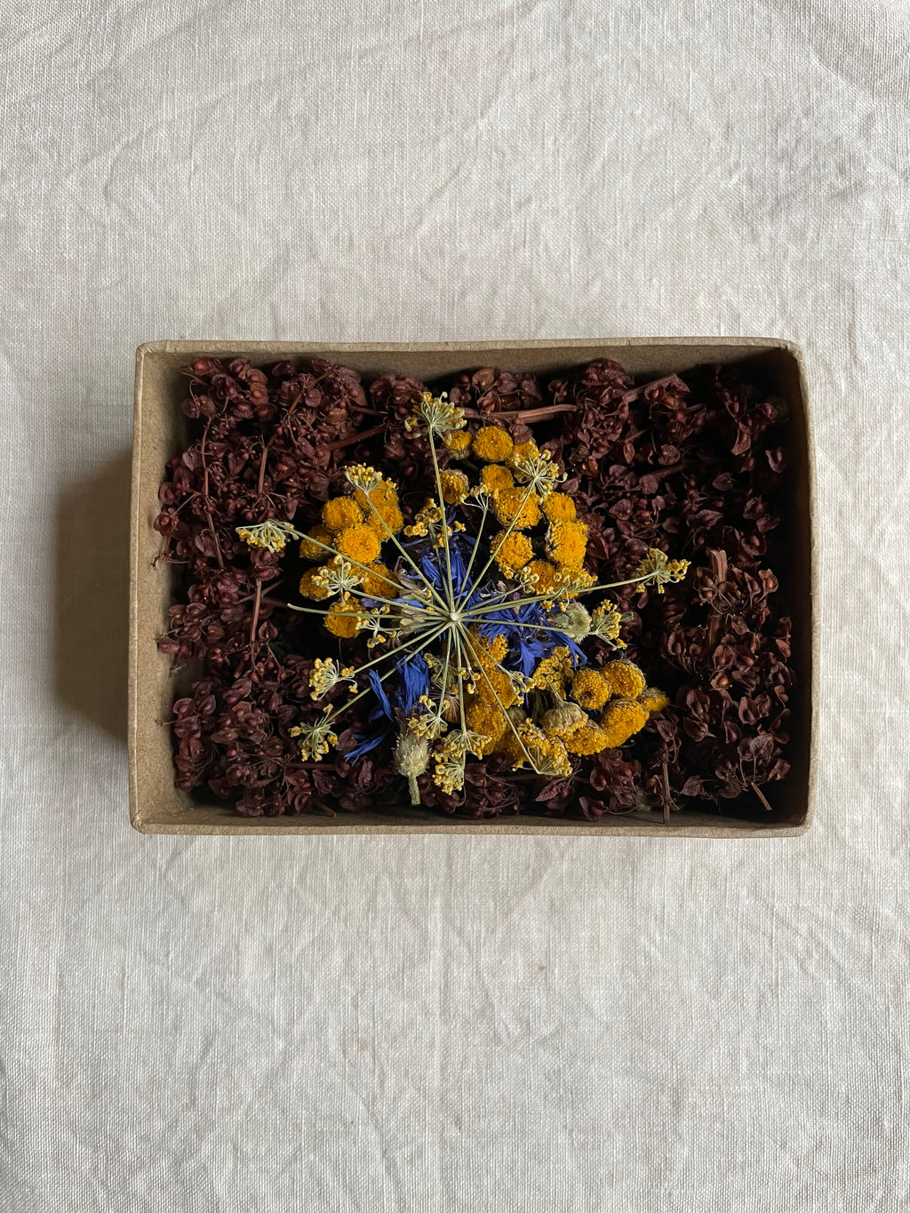 Geurdoosje: hooi en wild.